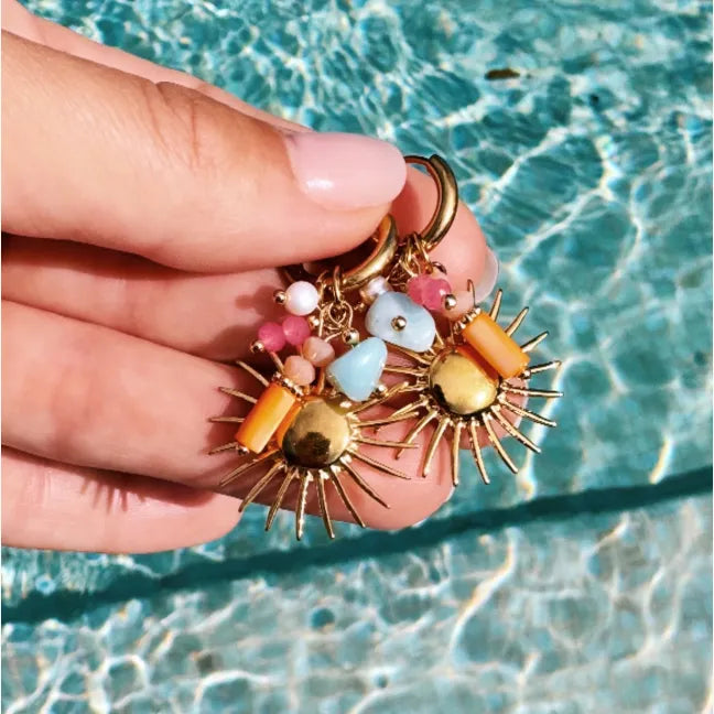 Oorring met trosje van edelsteentjes en zon
