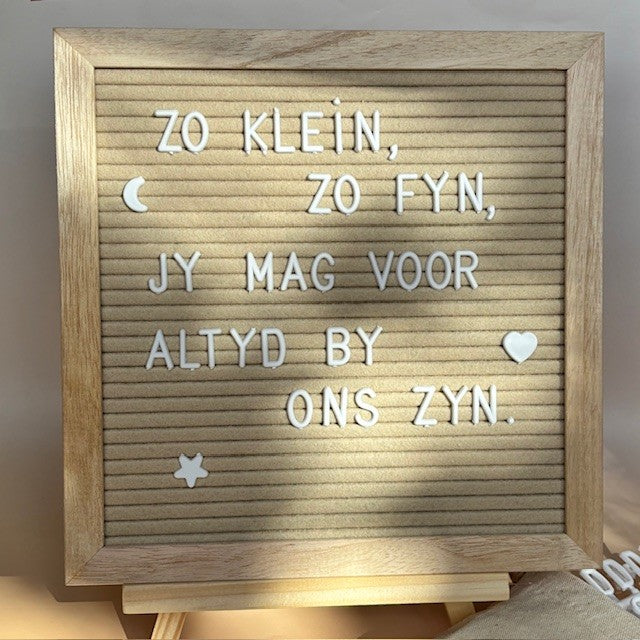 Letterbord crèmekleurig vilt – met letters