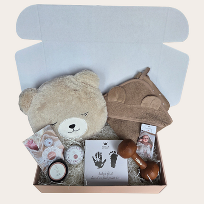 Kleine Krachtpatser – Luxe Baby Cadeaubox met Badcape & Berenkussen