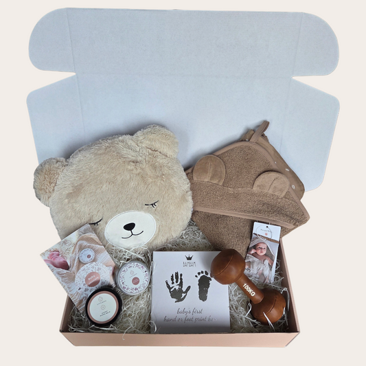 Kleine Krachtpatser – Luxe Baby Cadeaubox met Badcape & Berenkussen