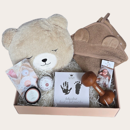 Kleine Krachtpatser – Luxe Baby Cadeaubox met Badcape & Berenkussen