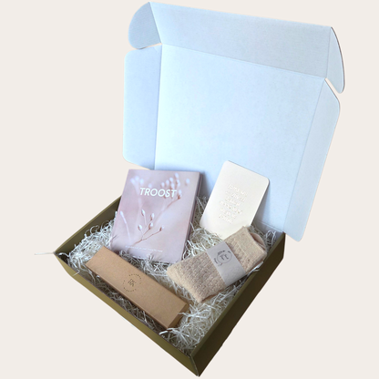 Troostmoment – Cadeaubox met boek en kaarsjes 💛