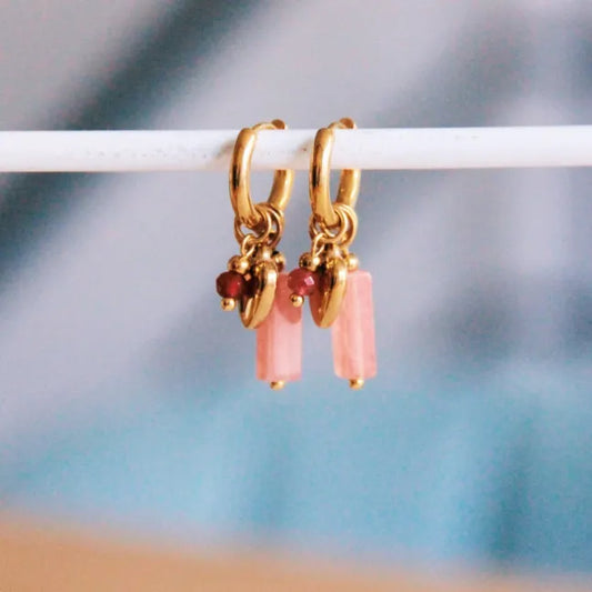 Brede oorring met tube, facet en hart - roze