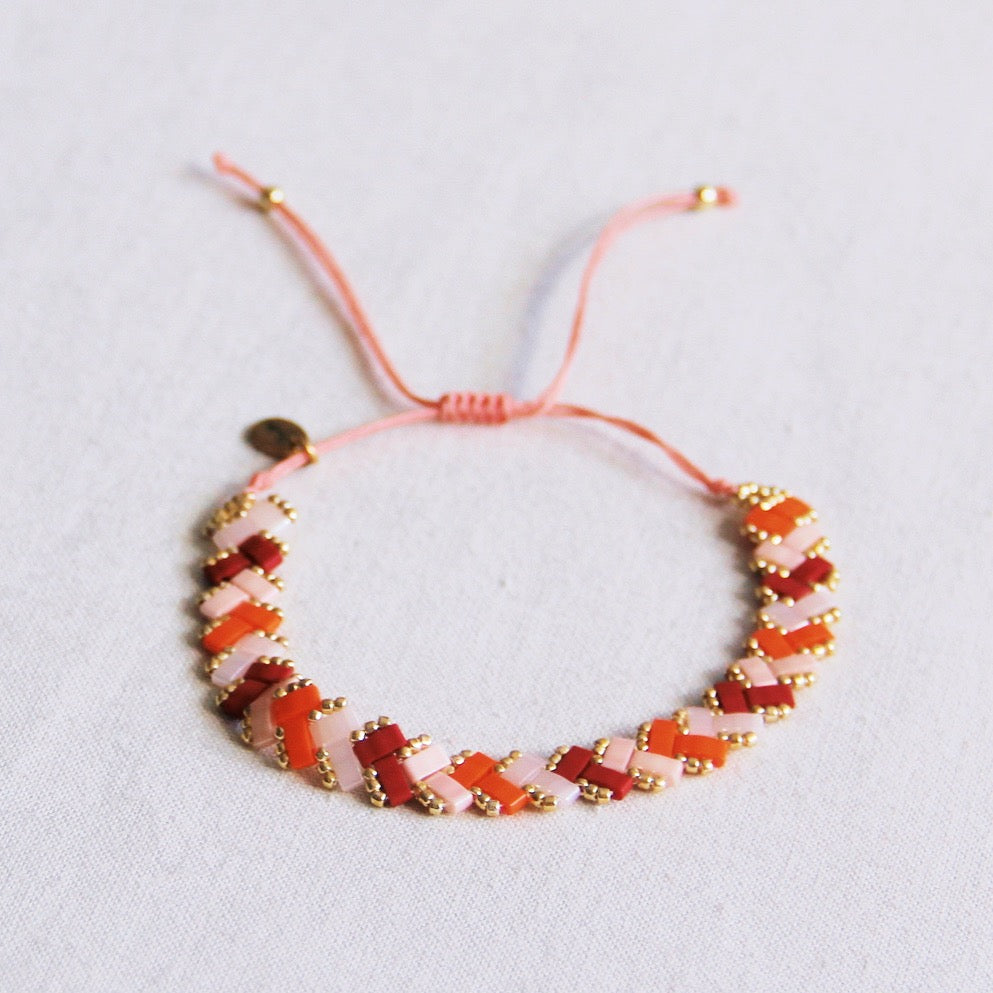 Gevlochten tilabead armband - zalm/oranje/bordeaux