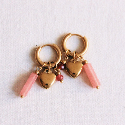 Brede oorring met tube, facet en hart - roze