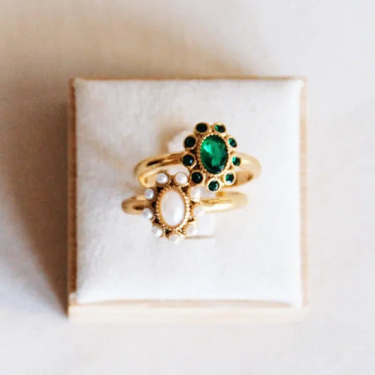 Vintage ring met groene steentjes