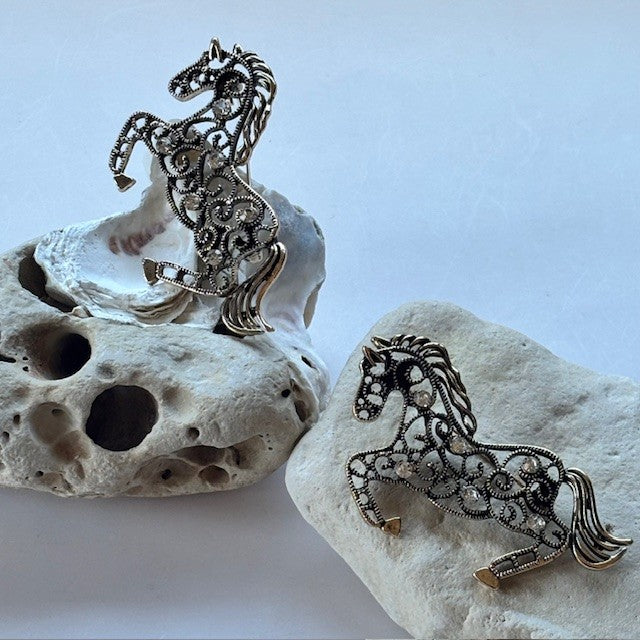 Broche: Paard opengewerkt brons