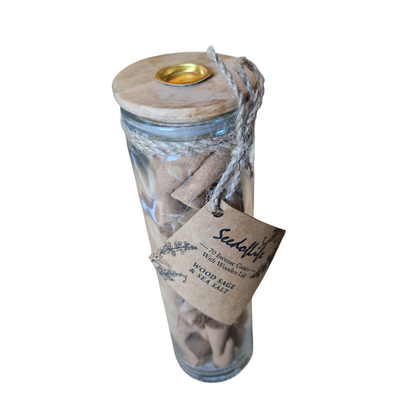 Wierookpuntjes in glazen pot met brander in dop.
