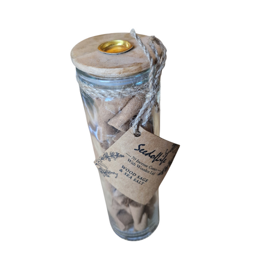 Wierookpuntjes in glazen pot met brander in dop.