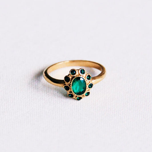 Vintage ring met groene steentjes