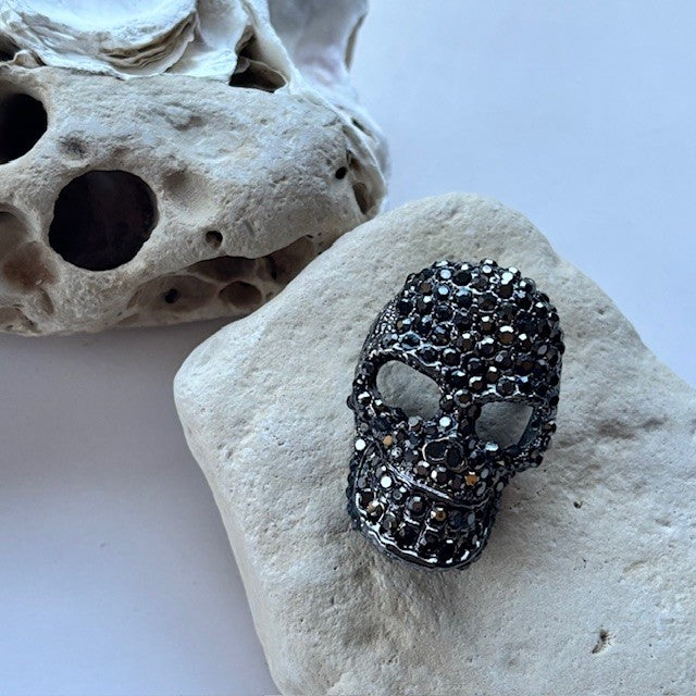Broche: Doodshoofd-zwart met strass steentjes