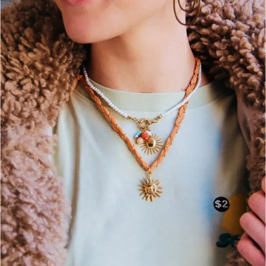 Parelketting met zon en trosje van edelsteentjes
