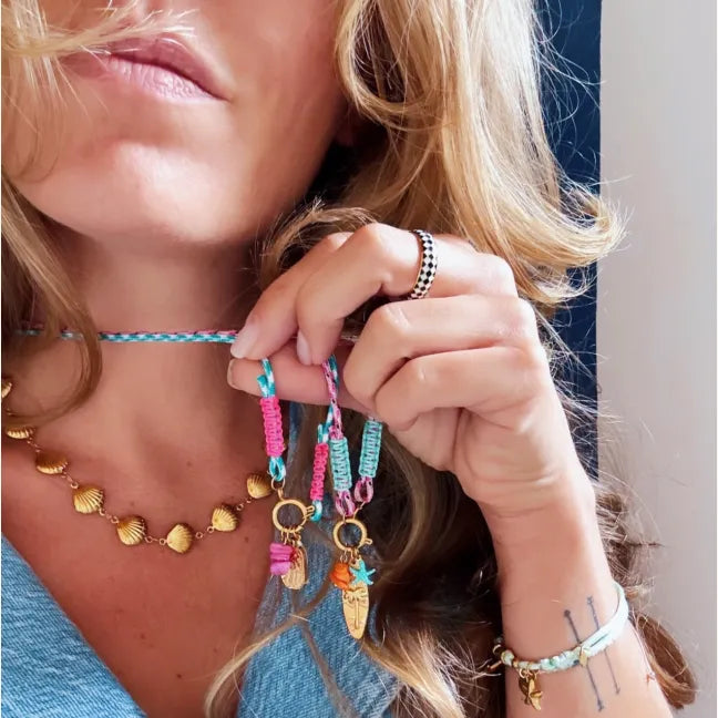Surf kettinkje met bedeltjes - roze/mint