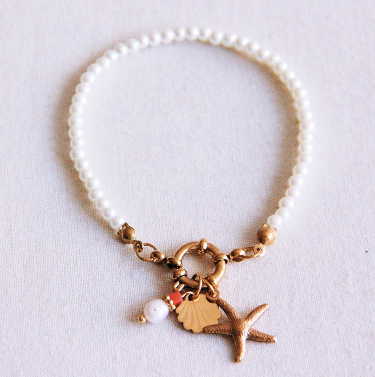 Parel armbandje met zeester, schelpje en parel