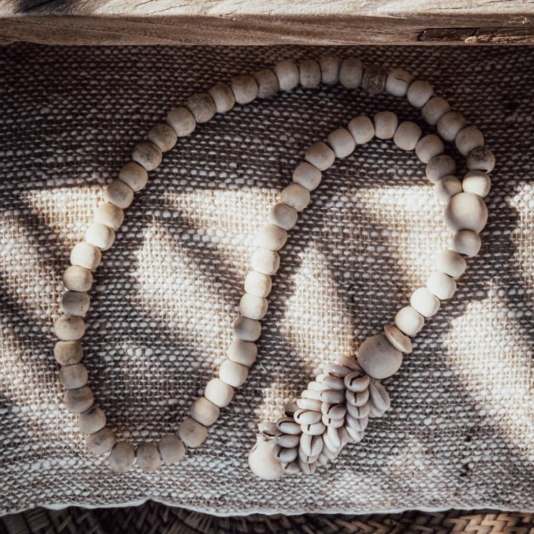 Schelpenketting – Cowrie Schelp & Hout