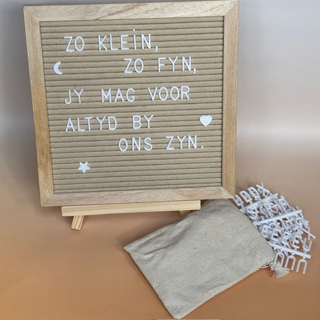 Letterbord crèmekleurig vilt – met letters