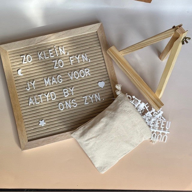 Letterbord crèmekleurig vilt – met letters