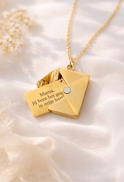Gouden ketting envelop Mama – met tekst.