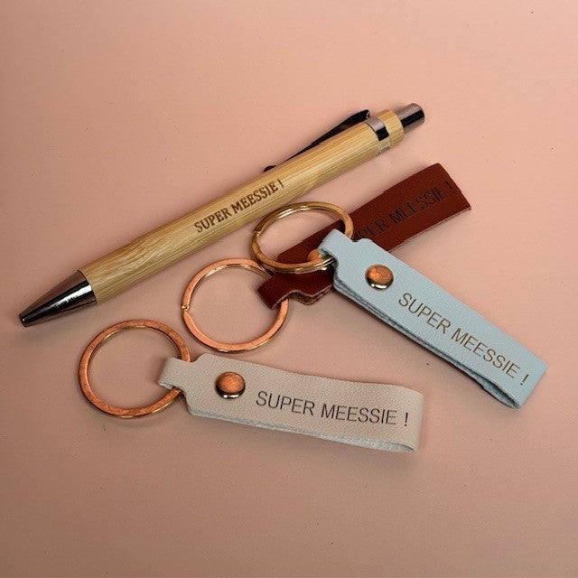 Sleutelhanger – Super Meessie! (3 Kleuren)