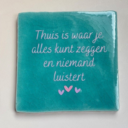 Tegel:  Thuis is waar je alles kunt zeggen en niemand luistert.