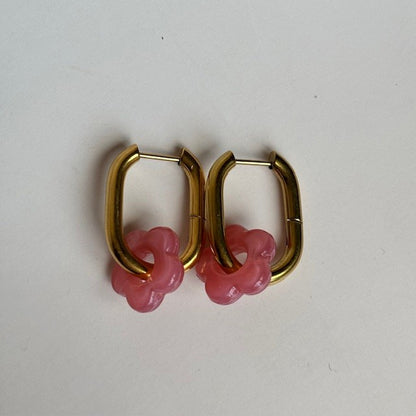 Oorbellen: Creolen met bloem hanger