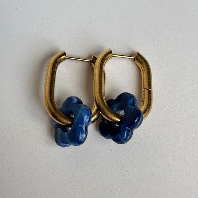Oorbellen: Creolen met bloem hanger