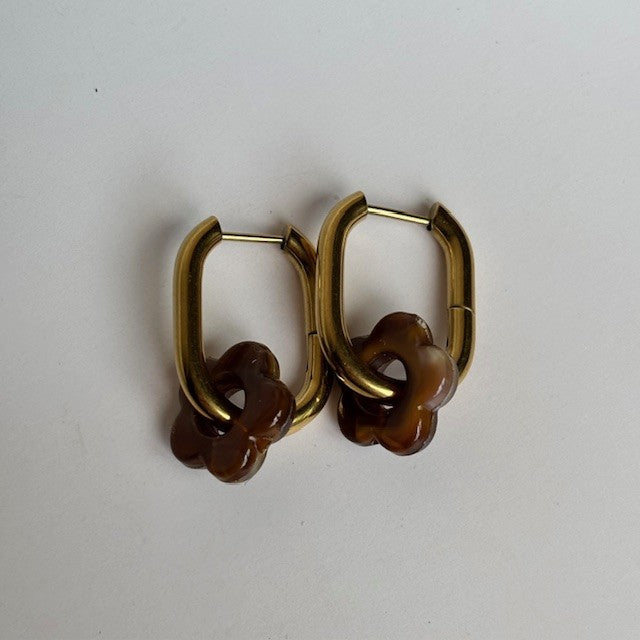 Oorbellen: Creolen met bloem hanger