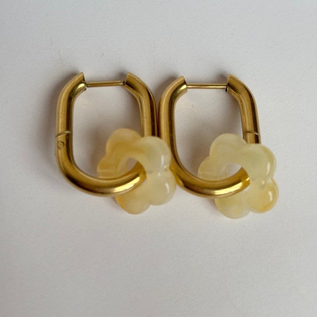 Oorbellen: Creolen met bloem hanger