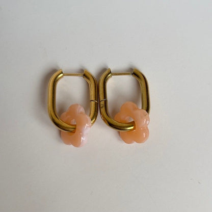 Oorbellen: Creolen met bloem hanger