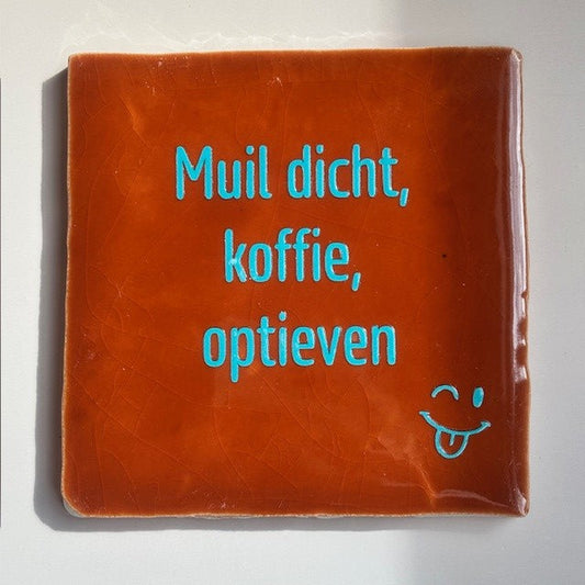 Tegel: Muil dicht, koffie, optieven