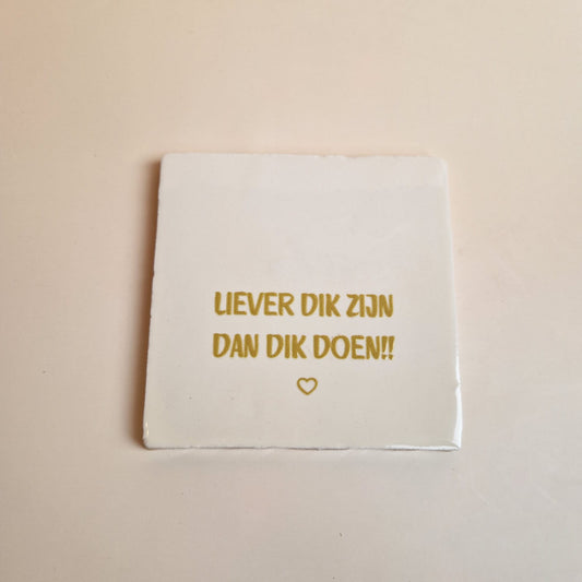 Tegel: Liever dik zijn, dan dik doen.